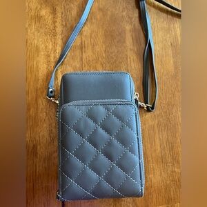 NWOT Olive green crossbody with tons of compartments! Great for travel!